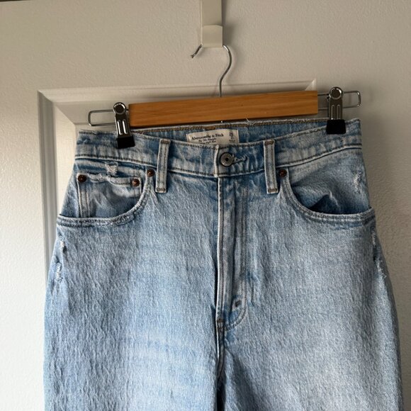 Abercrombie Curve Love Ultra High Rise 90s Straight Jean Light Wash Size 26 - Picture 5 of 8